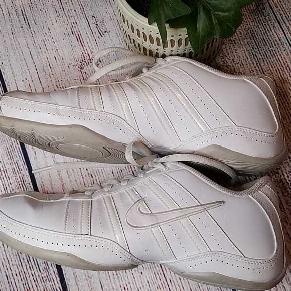 *SOLD* EUC HARDLY WORN LADIES LEATHER NIKE 6.5 - Picture 3 of 8